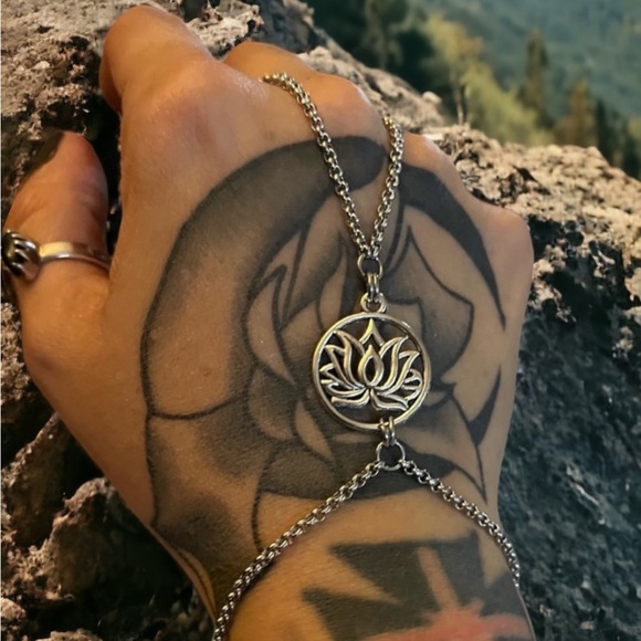 Boho lotus flower charm Hand chain piece slave bracelet adjustable steel - Picture 5 of 6